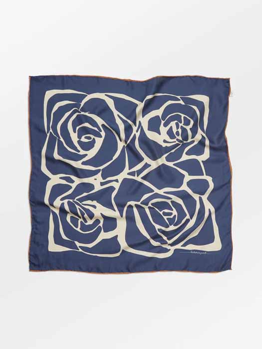 Foulard bleu avec imprimé de roses blanches de la marque Becksöndergaard, disponible chez Moi d'Abord à Divonne-les-Bains.